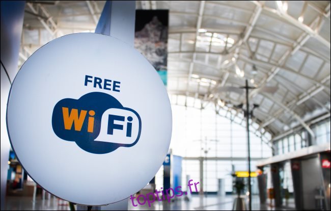 Un signe Wi-Fi gratuit dans un aéroport.