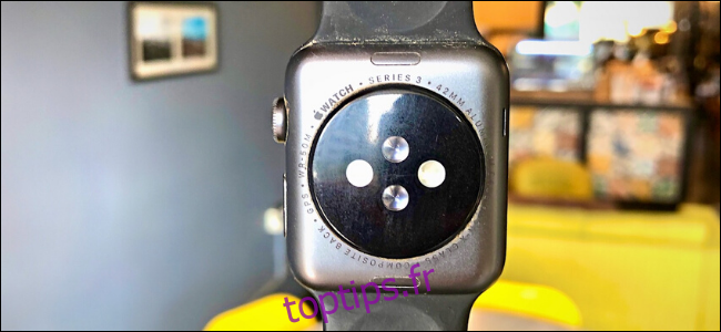 L'arrière de l'Apple Watch Series 3 montrant des détails sur la montre