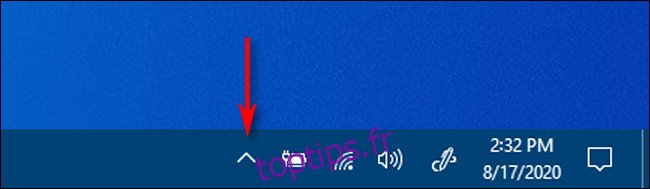 Cliquez sur la flèche en forme de carat dans la zone de notification de la barre des tâches pour voir les icônes cachées dans Windows 10.
