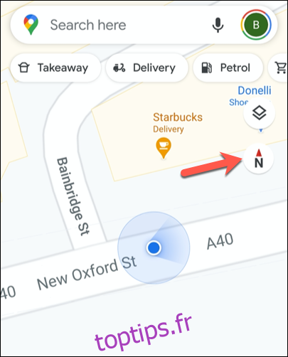 Google Maps sur mobile, avec la carte pointant vers le nord et l'icône de faisceau bleu indiquant la direction du voyage vers l'est