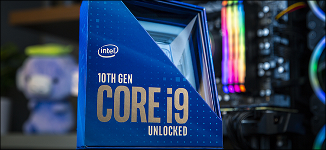 Un package de processeur bleu Intel de 10e génération.
