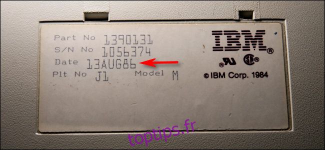 Une date de fabrication du 13 août 1986, sur le bas d'un clavier IBM Model M.