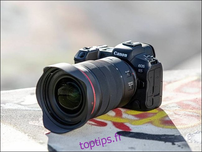 Le Canon EOS R5 avec un long objectif attaché.