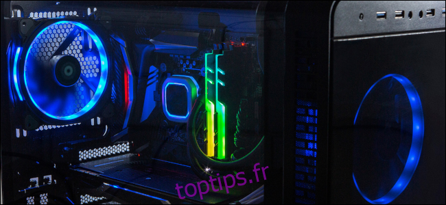 Un PC de jeu dans une pièce sombre avec un éclairage LED rouge, vert, bleu et jaune.