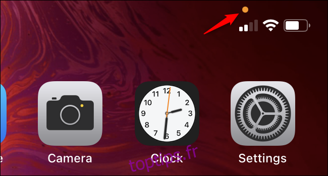 Le cercle orange au-dessus de l'indicateur cellulaire sur un iPhone.