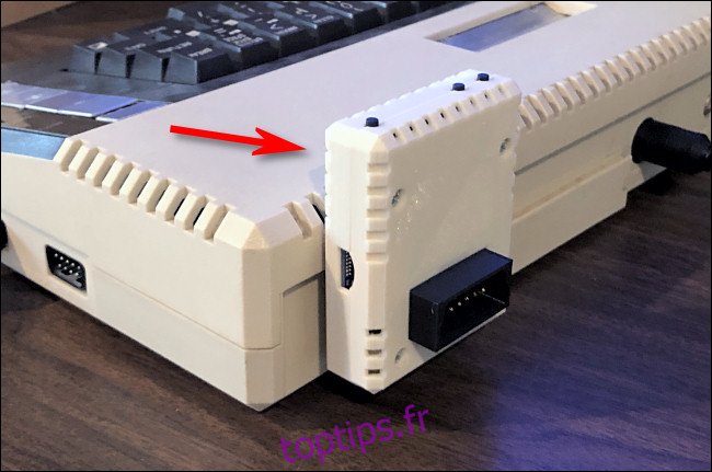 Un adaptateur FujiNet branché sur un Atari 800XL.